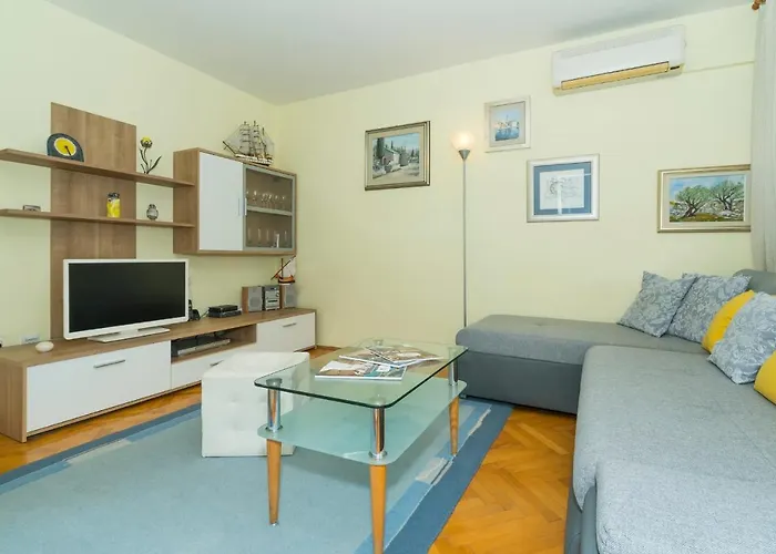 Apt Near Center With Balcony With The Sea View